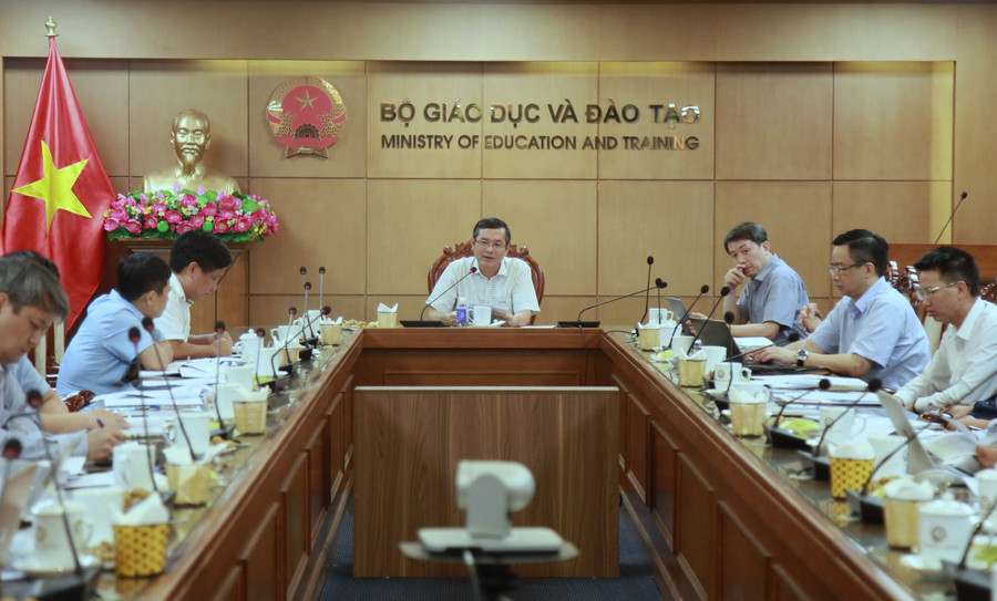 Thứ trưởng Bộ GD&ĐT Nguyễn Văn Phúc chủ trì hội thảo.