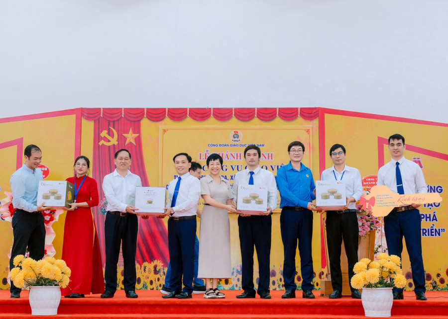 Các đơn vị tài trợ tặng quà cho nhà trường. die03456.jpg