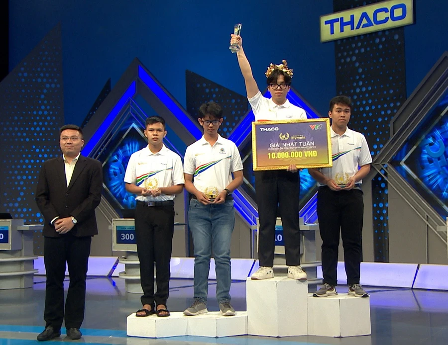 Tuấn Thành giành vòng nguyệt quế.
