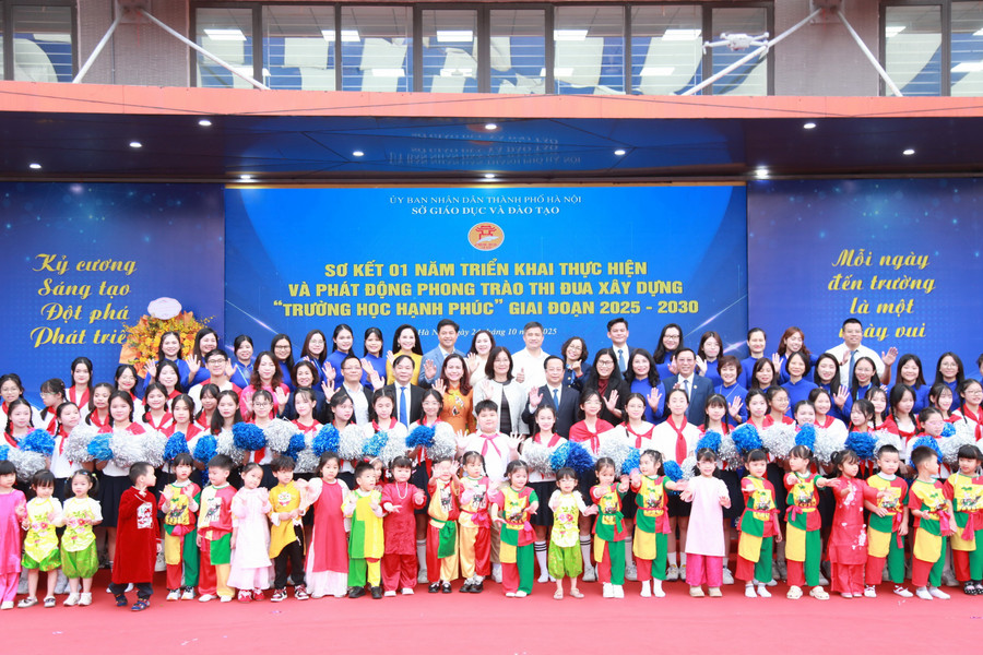 Các đại biểu chụp ảnh lưu niệm cùng các thầy cô giáo, các em học sinh. img-1048.jpg