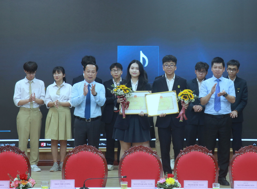 Giám đốc Sở GD&ĐT Hà Nội Trần Thế Cương và Phó Giám đốc Sở GD&ĐT Hà Nội Phạm Quốc Toản trao giấy chứng nhận cho nhóm học sinh Trường THPT Việt Đức. img-0164.jpg
