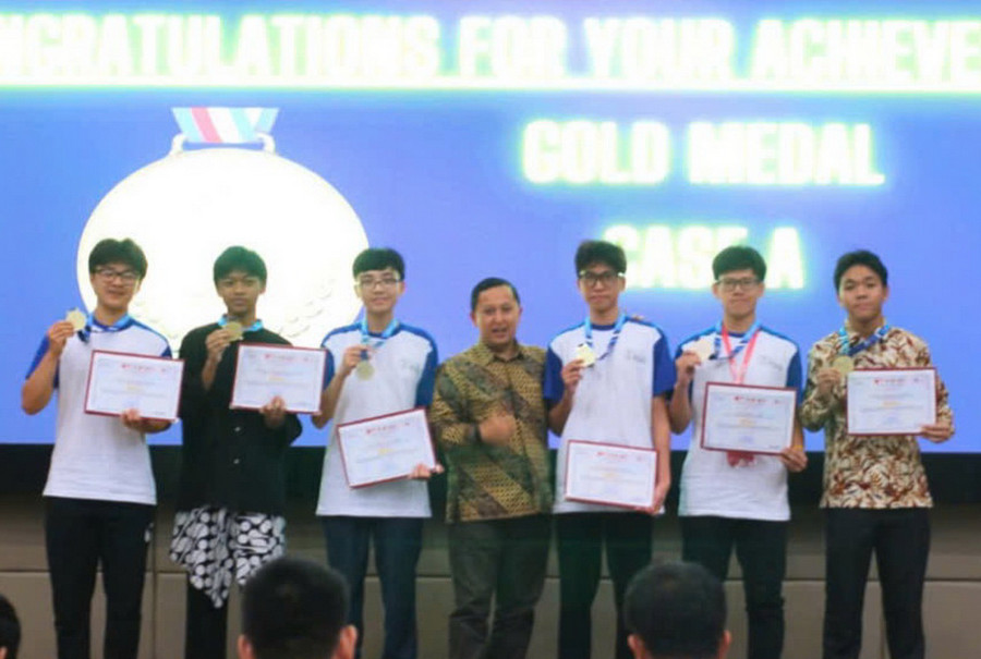 Ban tổ chức trao thưởng cho các thí sinh đoạt huy chương Vàng. z6641665564817-876cf75339c302d8486a202b6c0edf10.jpg