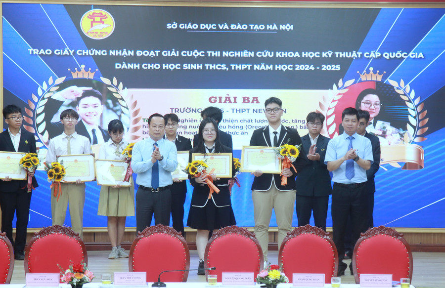Giám đốc Sở GD&ĐT Hà Nội Trần Thế Cương và Phó Giám đốc Sở GD&ĐT Hà Nội Phạm Quốc Toản trao giấy chứng nhận cho nhóm học sinh Trường THCS-THPT Newton. img-0220.jpg