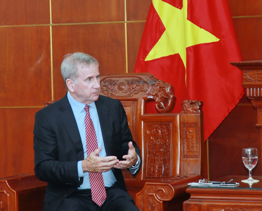 Ông Alex Rogers trao đổi tại buổi làm việc. img-0039.jpg