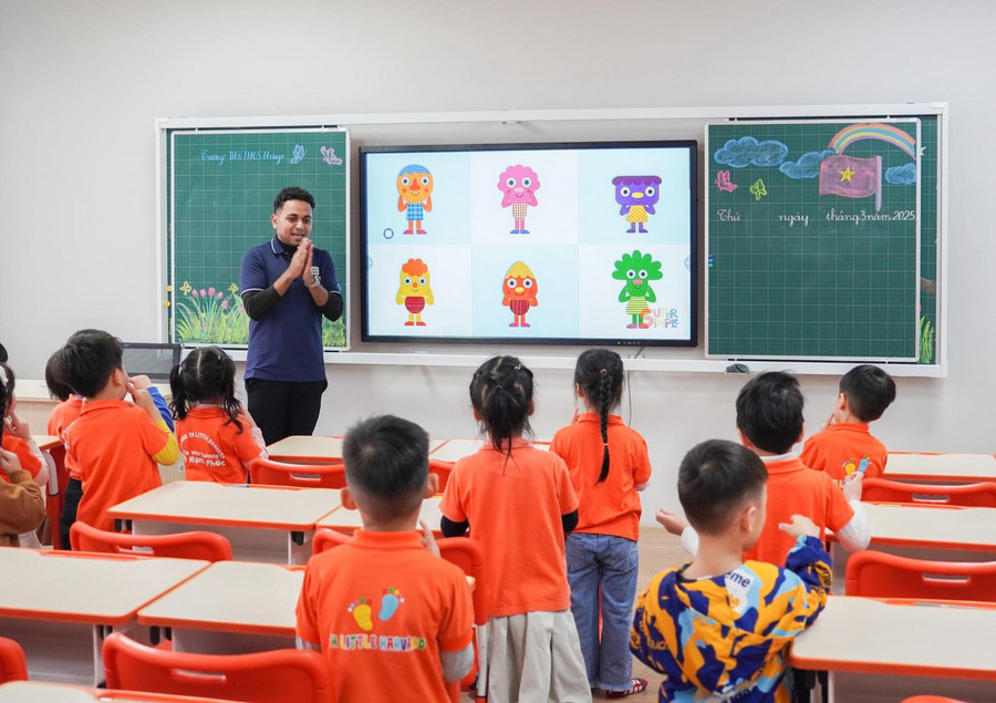 AI giúp bài giảng sinh động, giúp học sinh vận dụng kiến thức vào thực tiễn thay vì chỉ học thuộc lý thuyết. 489851855-643298261856223-8786967966447922794-n.jpg