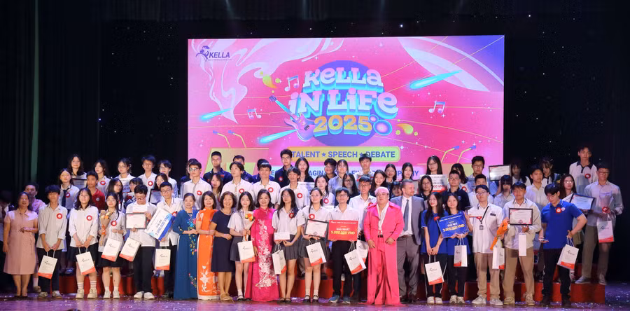 Ban tổ chức chúc mừng các đội đoạt giải.