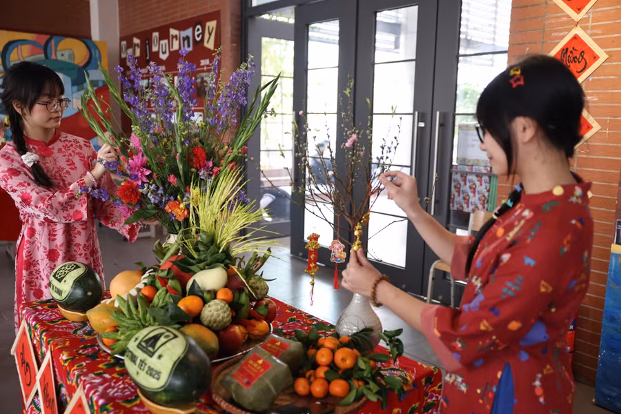  Học sinh Trường THPT chuyên Hà Nội - Amsterdam trải nghiệm không gian Tết cổ truyền.