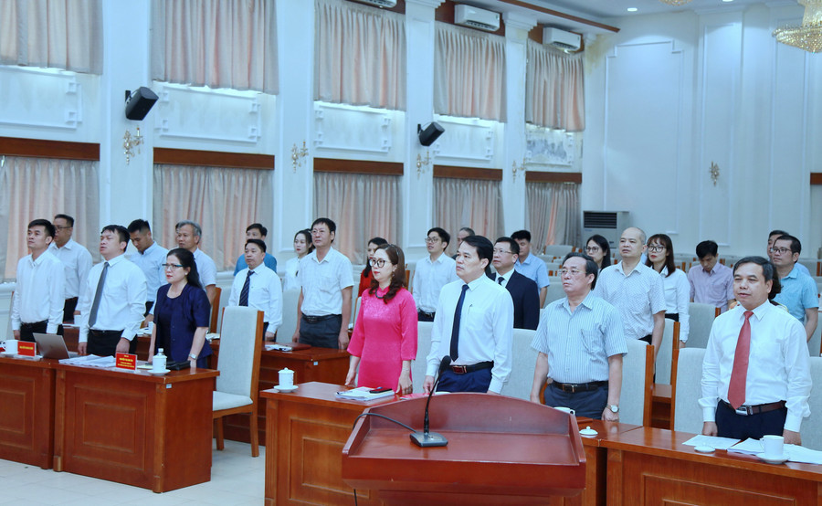 Các đại biểu thực hiện nghi thức chào cờ, hát Quốc ca, Quốc tế ca. img-0782.jpg