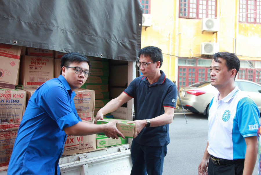 Đoàn công tác chuyển các nhu yếu phẩm hỗ trợ người dân vùng lũ. img-0055-7440.jpg
