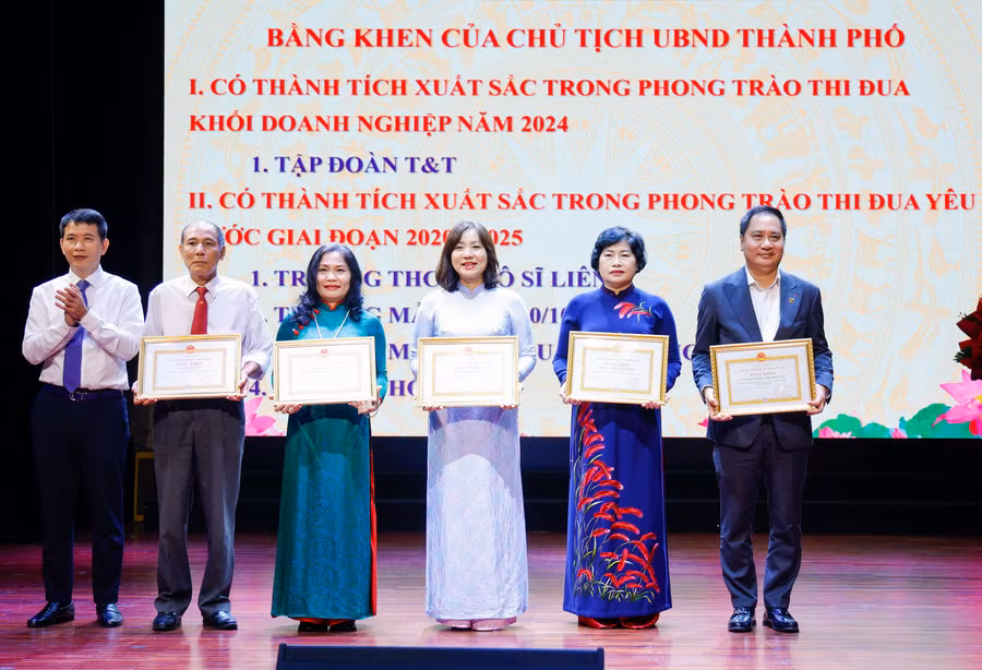 Các tập thể xuất sắc nhận bằng khen của Chủ tịch UBND TP Hà Nội.