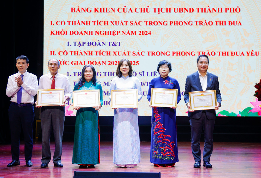 Các tập thể xuất sắc nhận bằng khen của Chủ tịch UBND TP Hà Nội.