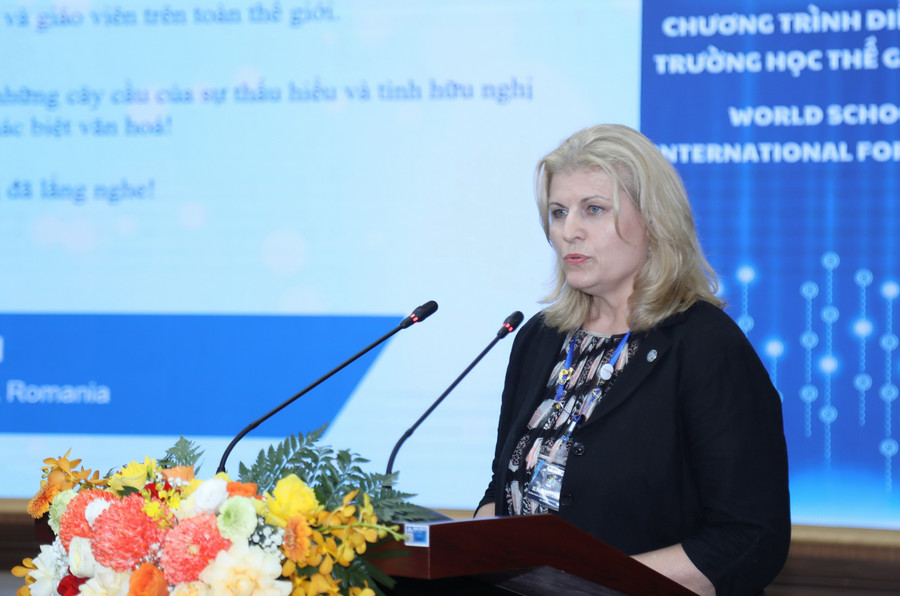 Bà Elvira Rotundu - Giáo viên Trường Costache Negruzzi chia sẻ tại chương trình. img-0185.jpg