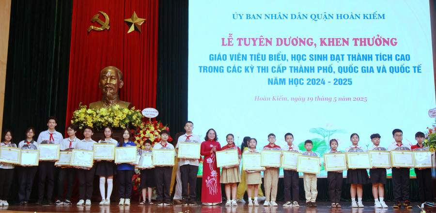 Lãnh đạo Hội khuyến học quận Hoàn Kiếm trao quà cho các em học sinh. img-0290.jpg