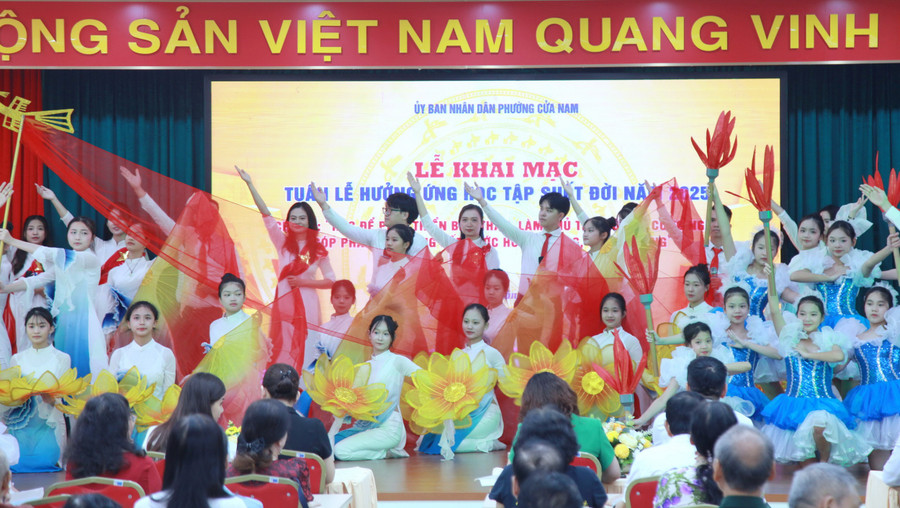 Tiết mục văn nghệ chào mừng buổi lễ.