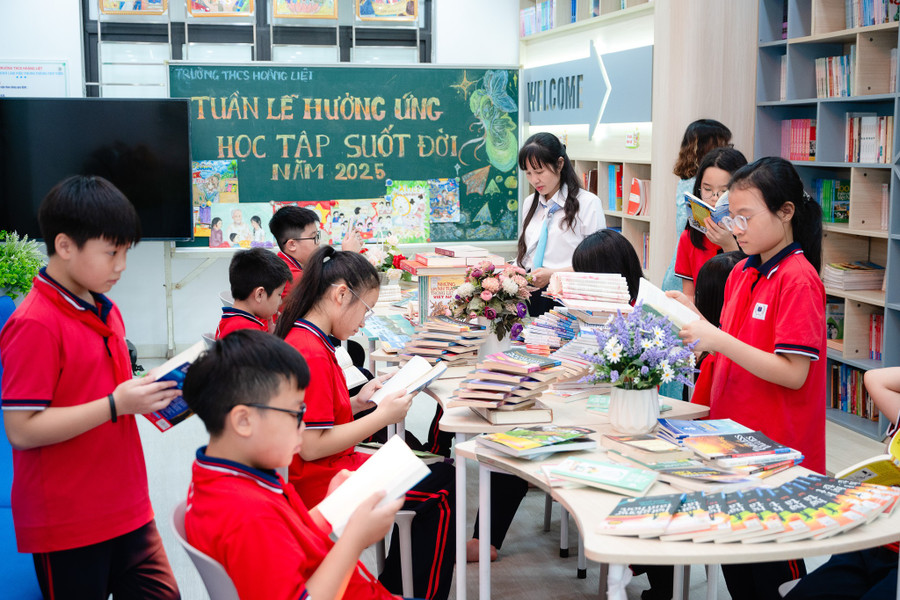 Học sinh Trường THCS Hoàng Liệt trong thư viện. bap-2396.jpg