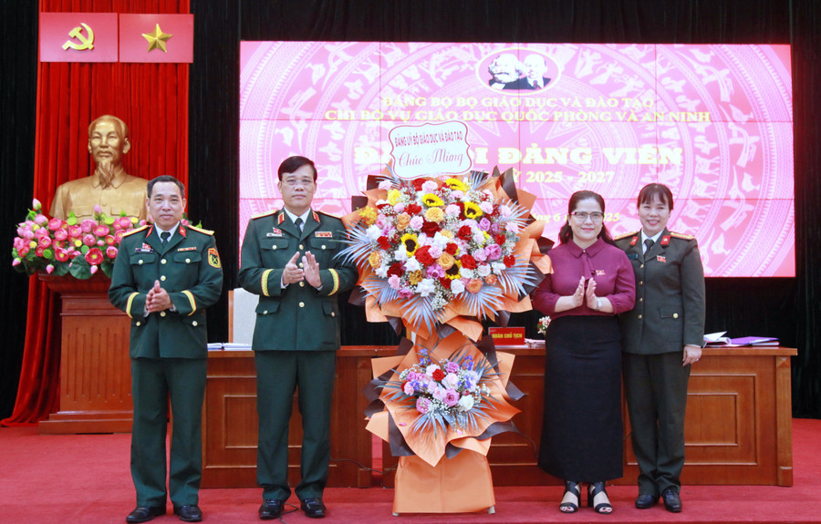 Thứ trưởng Bộ GD&ĐT Nguyễn Thị Kim Chi tặng hoa chúc mừng Đại hội.