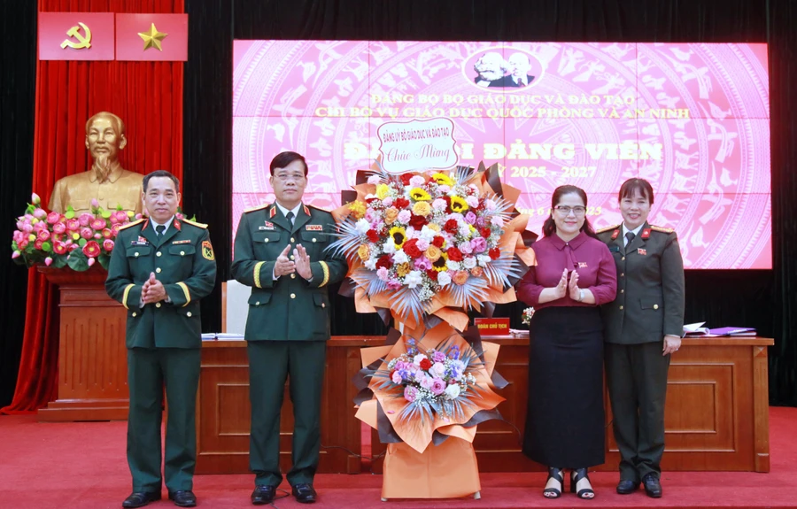 Thứ trưởng Bộ GD&ĐT Nguyễn Thị Kim Chi tặng hoa chúc mừng Đại hội.