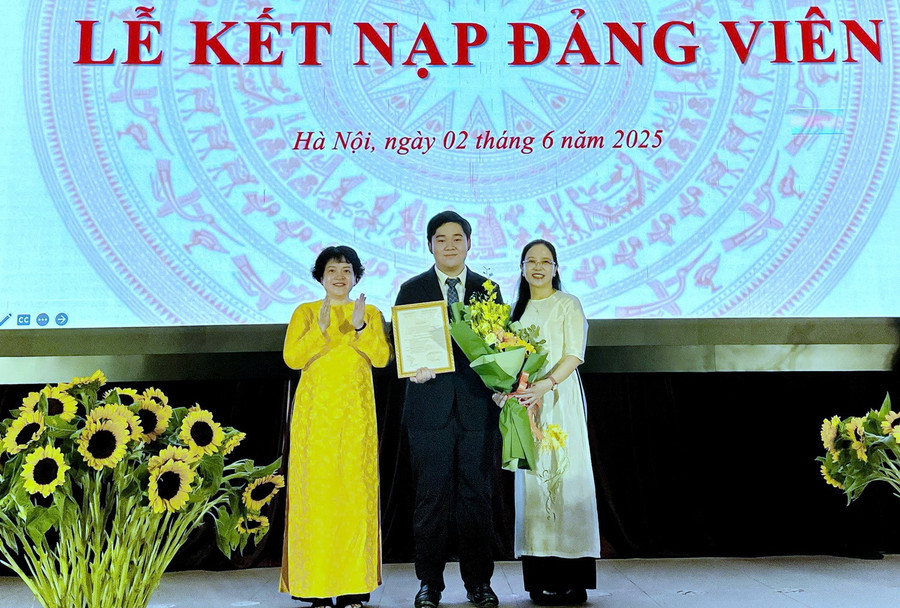Bí thư Đảng ủy Trần Thùy Dương tặng hoa chúc mừng tân đảng viên Phùng Trần Phúc Khánh. knd3.jpg