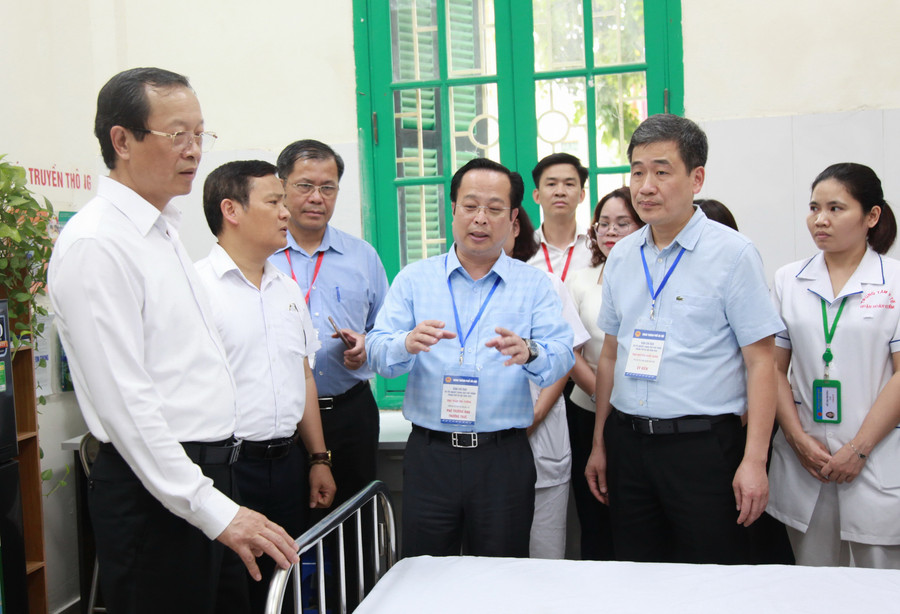 Thứ trưởng Phạm Ngọc Thưởng kiểm tra phòng phục vụ công tác chữa bệnh cho các thí sinh dự thi. img-0198.jpg