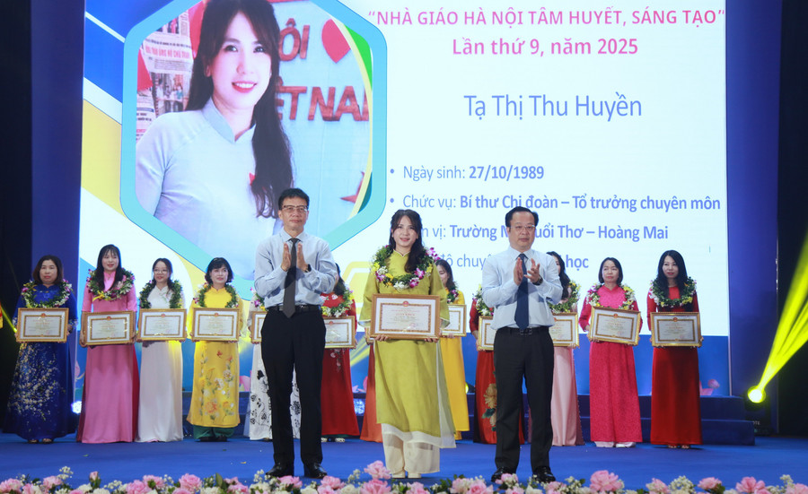 Cô Tạ Thị Thu Huyền nhận giải thưởng Nhà giáo Hà Nội tâm huyết sáng tạo năm 2025. img-0268.jpg