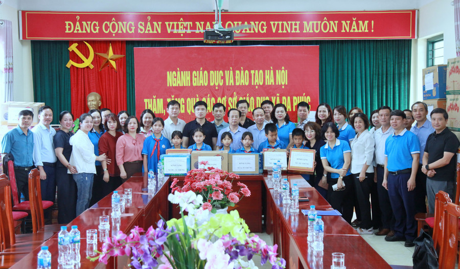Ngành GD&ĐT Hà Nội thăm, tặng quà các cơ sở giáo dục xã Đa Phúc. img-0420.jpg