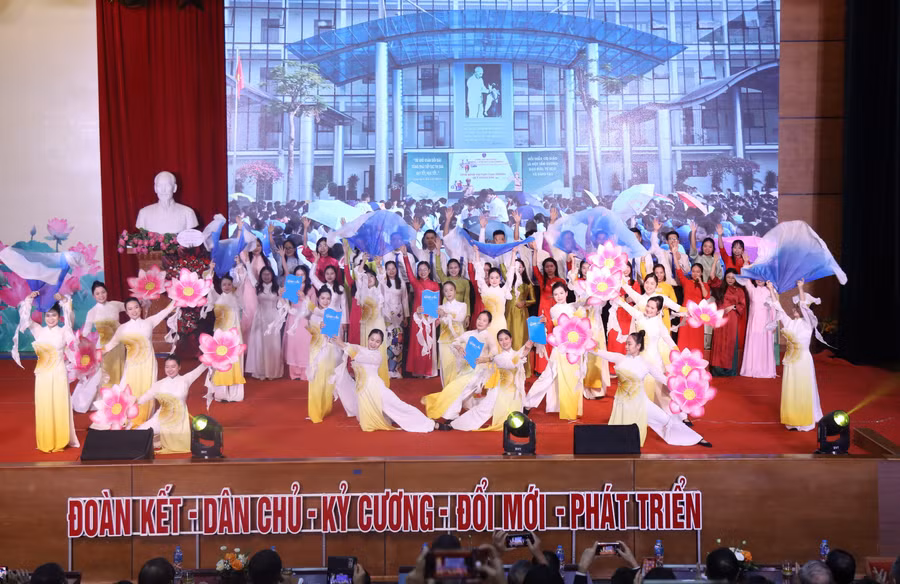 Tiết mục văn nghệ chào mừng của giáo viên.