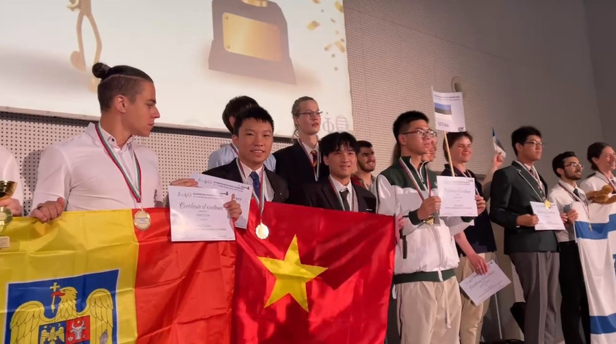 Hai học sinh Việt Nam nhận huy chương Vàng Olympic Vật lý Châu Âu năm 2025. img-130.jpg