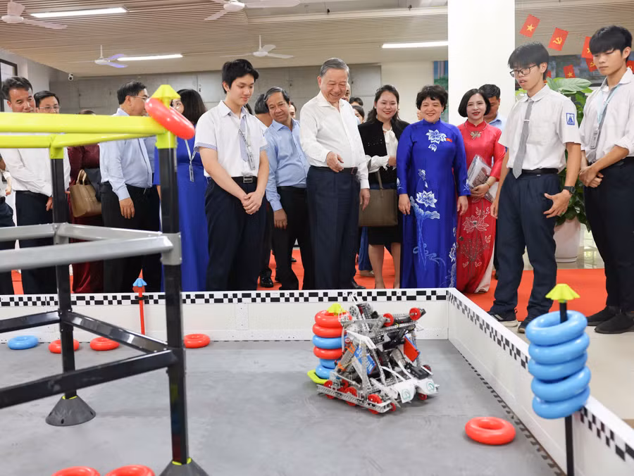 Tổng Bí thư Tô Lâm trải nghiệm mô hình giáo dục STEM tại Trường THPT chuyên Hà Nội - Amsterdam.