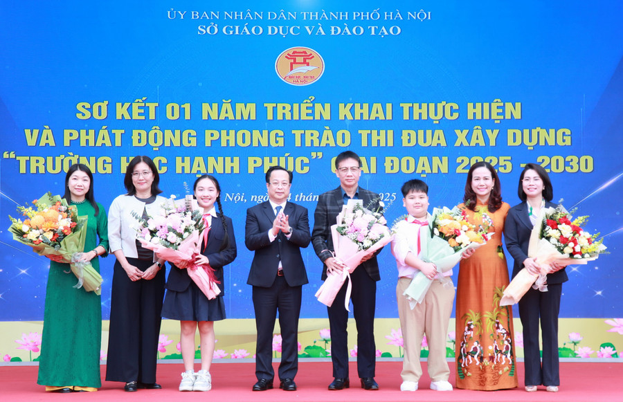 Lãnh đạo Sở GD&ĐT Hà Nội tặng hoa chúc mừng các đại biểu dự tọa đàm. img-0618.jpg