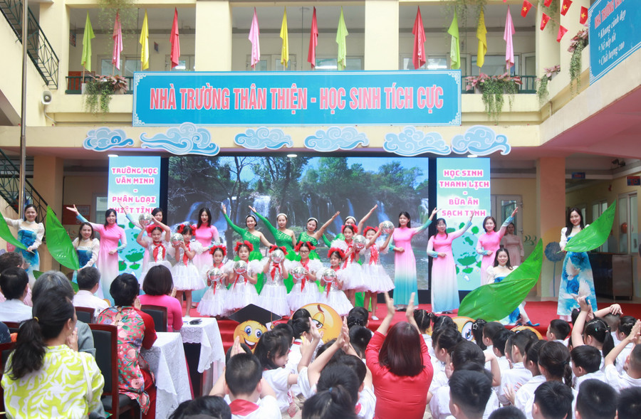 Tiết mục văn nghệ chào mừng chương trình. img-0018.jpg