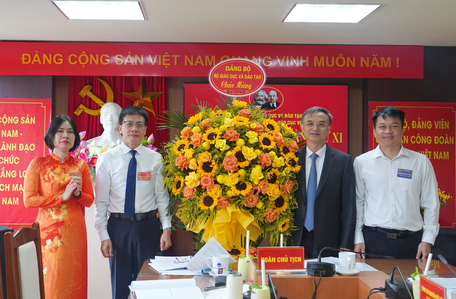 Đồng chí Nguyễn Viết Lộc, Phó Bí thư Đảng ủy Bộ GD&ĐT tặng hoa Đại hội. dsc03609.jpg
