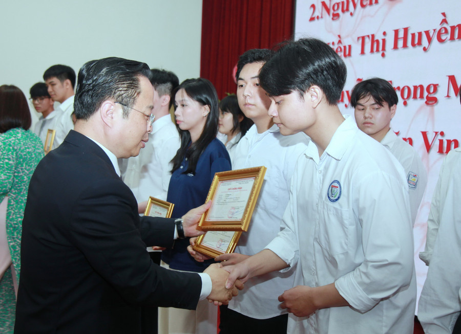 Giám đốc Sở GD&ĐT Hà Nội Trần Thế Cương trao thưởng cho các học viên giỏi. img-0141.jpg