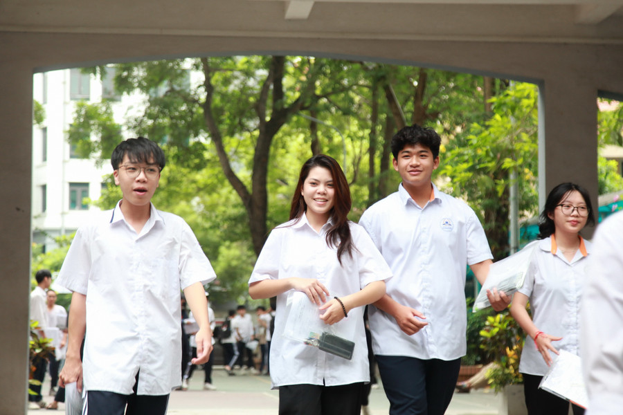 Như vậy, đến thời điểm này, thí sinh thi chương trình GDPT 2018 đã hoàn thành ba bài thi tốt nghiệp THPT năm 2025, gồm: Ngữ văn, Toán và bài thi tự chọn. img-0652.jpg