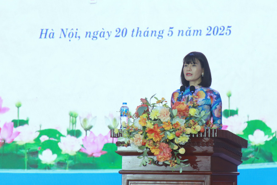 Nhà giáo Nguyễn Thị Nhiếp phát biểu tại buổi lễ. img-0316.jpg