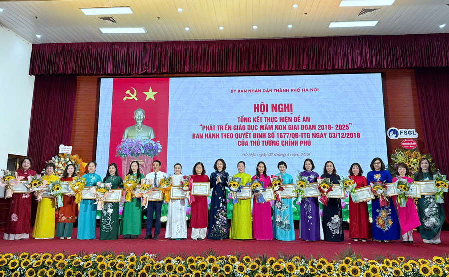 Phó Chủ tịch UBND thành phố Hà Nội Vũ Thu Hà trao Bằng khen cho các đơn vị. vu-thu-ha.jpg