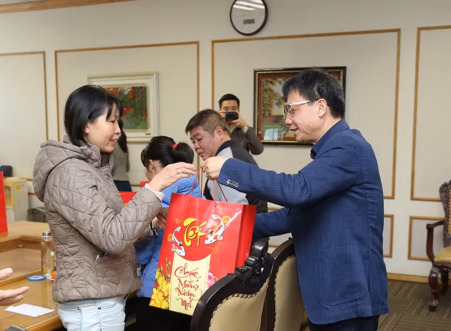 Chủ tịch Công đoàn Giáo dục Việt Nam tặng quà cho nhà giáo, người lao động Đại học Kinh tế Quốc dân.