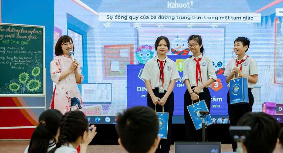 Cô Nguyễn Thu Trang cùng học sinh trong giờ học. img-18.jpg
