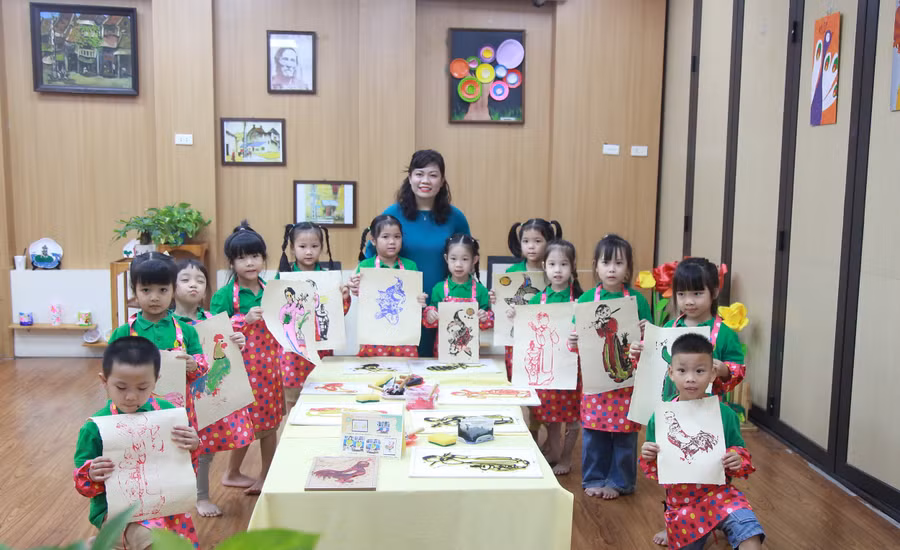 Cô trò cùng thực hiện tạo hình những tác phẩm tranh Hàng Trống.