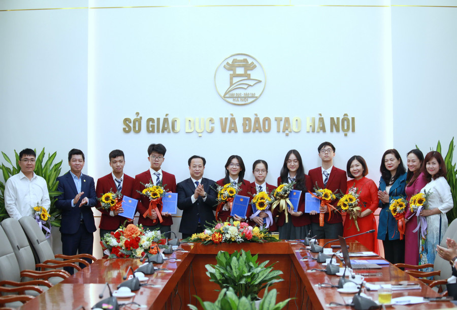 Lãnh đạo Sở GD&ĐT Hà Nội gặp mặt động viên đoàn học sinh tham dự Olympic khoa học trẻ quốc tế năm 2024.
