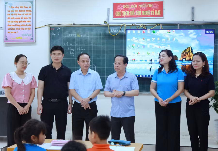 Lãnh đạo Sở GD&ĐT Hà Nội hỏi thăm, trò chuyện với các em học sinh Trường Tiểu học Việt Long.