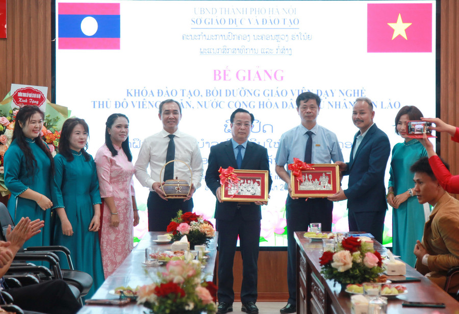 Các học viên đến từ Viêng Chăn tặng quà tri ân Sở GD&ĐT Hà Nội và các nhà trường. img-0464.jpg