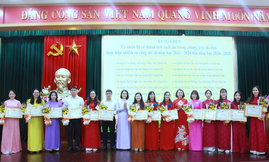 Lãnh đạo phường Hoàn Kiếm trao bằng khen cho các cá nhân. img-0215.jpg