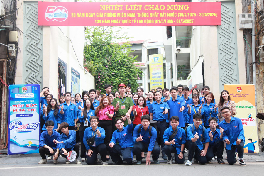 Lực lượng tình nguyện sẵn sàng hỗ trợ thí sinh trước điểm thi. img-0407.jpg