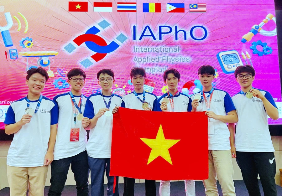 7 học sinh Việt Nam đều giành huy chương tại Olympic Vật lý ứng dụng quốc tế năm 2025.