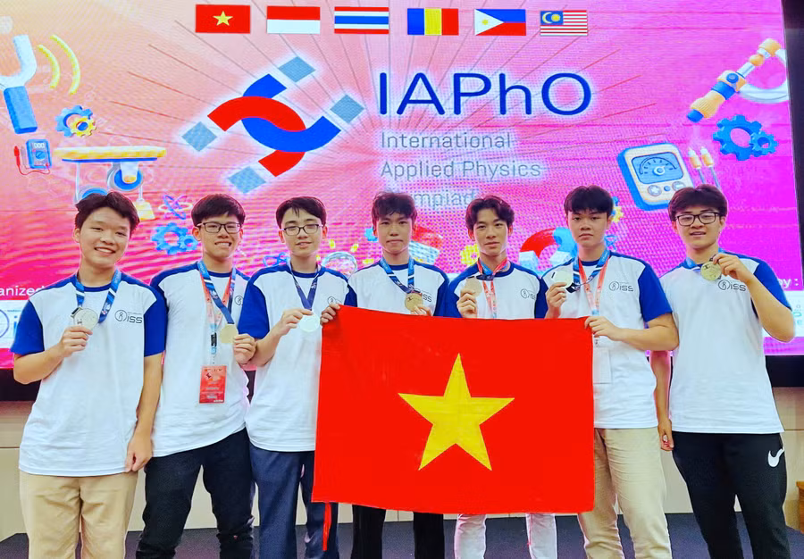 7 học sinh Việt Nam đều giành huy chương tại Olympic Vật lý ứng dụng quốc tế năm 2025.