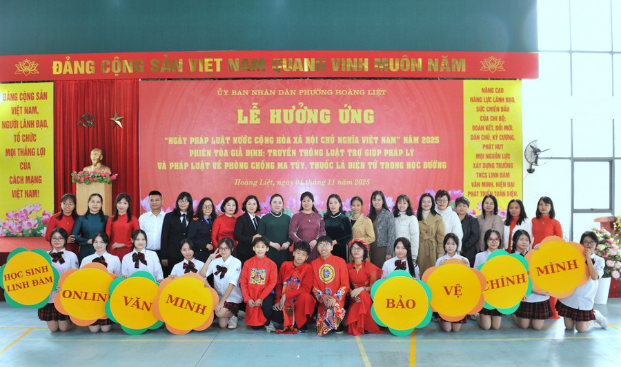 Lễ hưởng ứng ngày Pháp luật Việt Nam tại Trường THCS Linh Đàm.