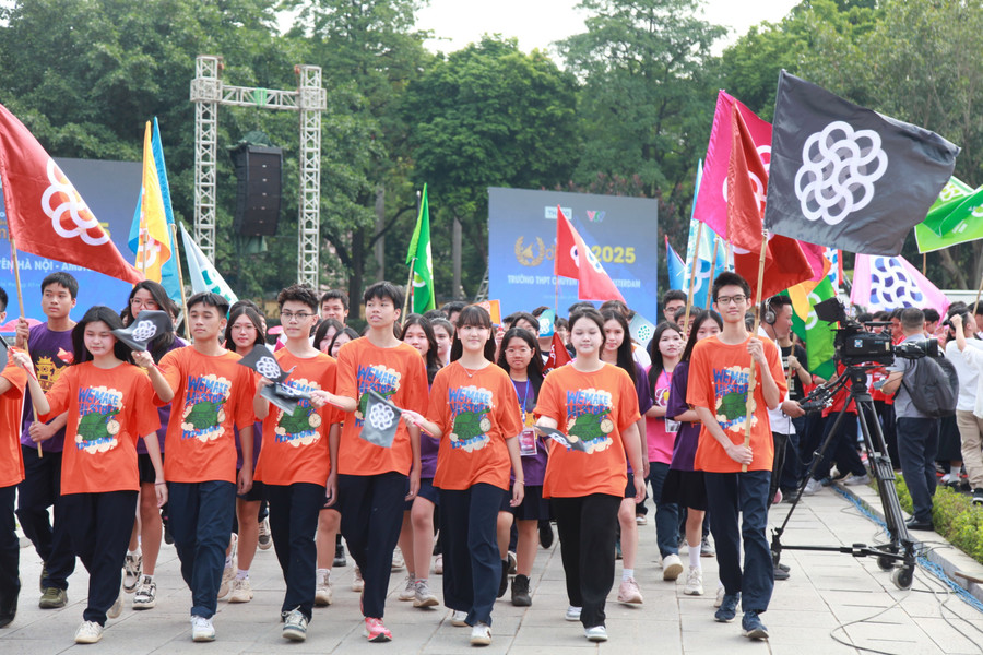 Hơn 8.000 học sinh, giáo viên có mặt tại điểm cầu Hoàng thành Thăng Long cổ vũ cho nhà leo núi Trần Bùi Bảo Khánh. img-0209.jpg
