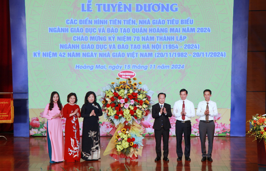 Lãnh đạo Sở GD&ĐT Hà Nội tặng hoa chúc mừng ngành GD-ĐT quận Hoàng Mai.