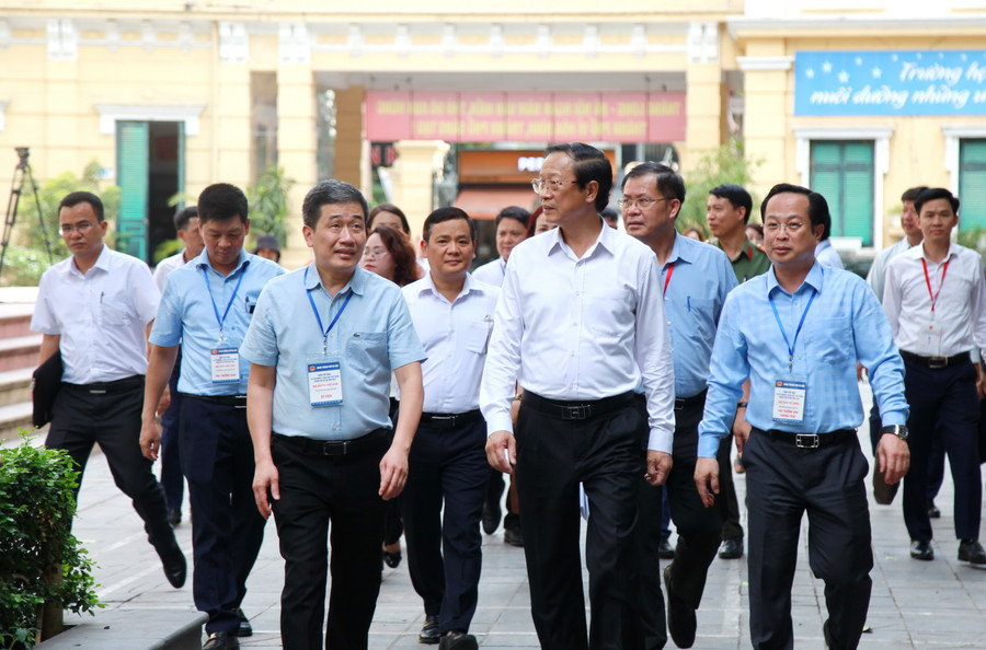 Thứ trưởng Phạm Ngọc Thưởng kiểm tra tại Điểm thi Trường THCS Trưng Vương, quận Hoàn Kiếm. img-0061.jpg