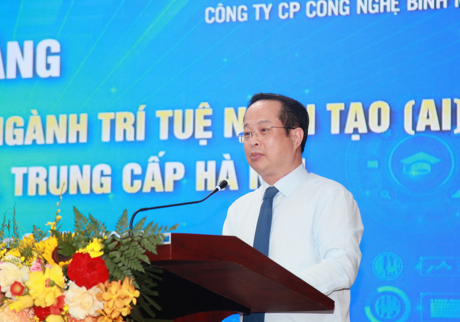 Giám đốc Sở GD&ĐT Hà Nội Trần Thế Cương phát biểu tại lễ bế giảng. img-0284.jpg
